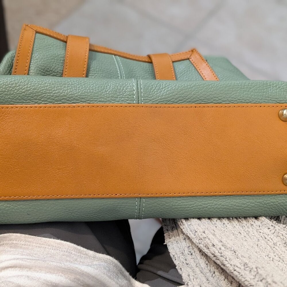 Divina Firenze Purse, Olive Green w/Tan Handles & Accents. Italian made leather - Picture 9 of 12